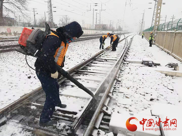 【新春走基層】蘭鐵集團(tuán)戰(zhàn)風(fēng)雪保暢通  助旅客平安出行