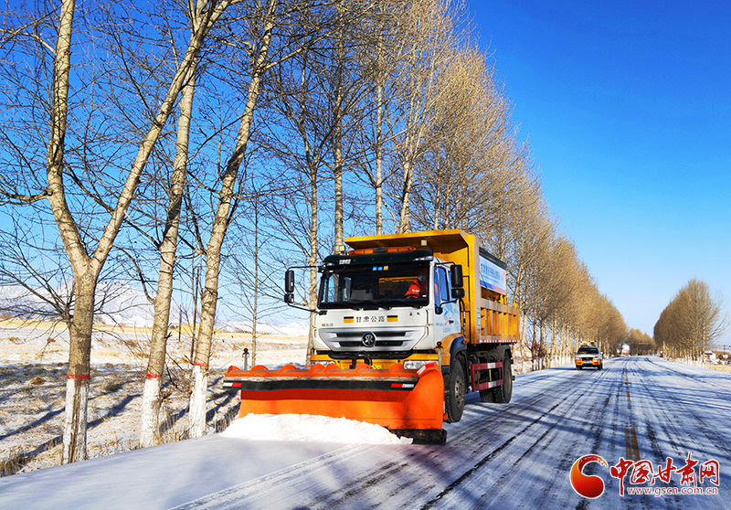 甘肅張掖：民樂公路段迅速行動做好除雪保暢工作