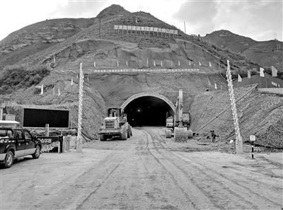 康卓公路大嶺山隧道順利貫通