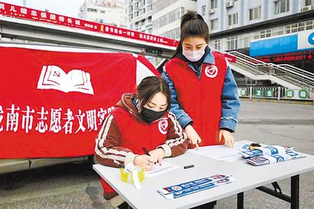 這個(gè)春天，那一抹鮮亮的“志愿紅”　——隴原志愿者戰(zhàn)“疫”記