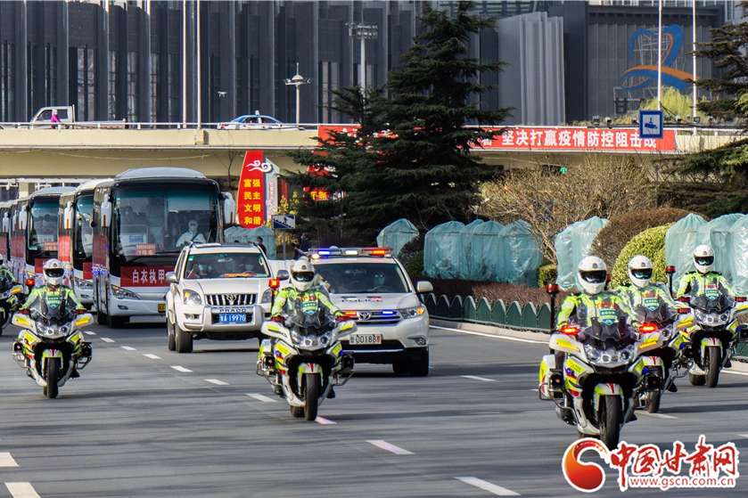 甘肅省第六批支援湖北醫(yī)療隊凱旋 蘭州公安交警最高禮遇護(hù)航（圖）