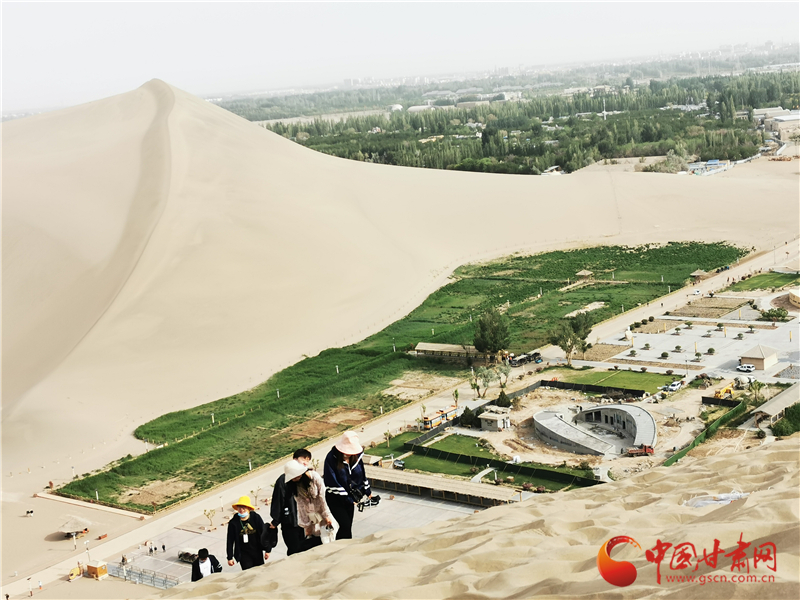 微視頻| 敦煌“沙漠奇觀”鳴沙山月牙泉旅游逐漸升溫