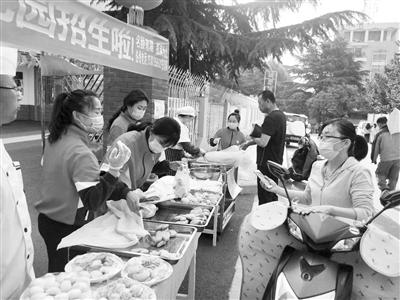 “劉大廚喊你來吃飯” 天水一幼兒園臨時(shí)“轉(zhuǎn)行”賣早點(diǎn)