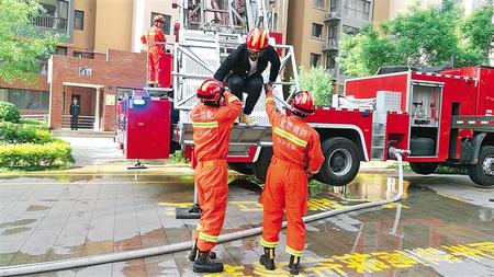 多方聯(lián)動 快速反應(yīng) ——省消防救援總隊高層小區(qū)消防救援演練記