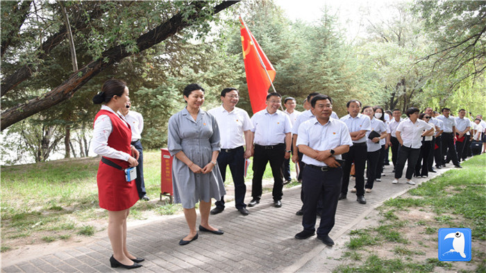 7月1日，嘉峪關(guān)市紀(jì)委監(jiān)委機(jī)關(guān)黨委在迎賓湖絲路廉潔文化主題公園舉行慶祝黨建99周年迎“七一”主題黨日活動(dòng)。_副本.jpg