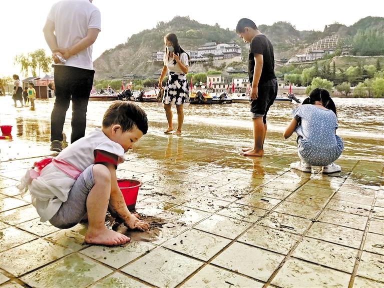 黃河蘭州段進入主汛期 家長們看好自家的孩子