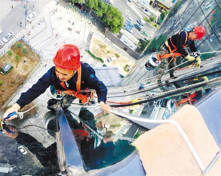 高空“蜘蛛人”：從業(yè)17年de城市“美容師”