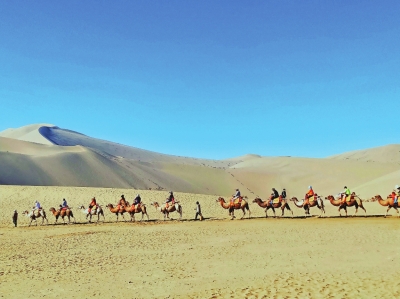 敦煌旅游持續(xù)升溫 鳴沙山月牙泉單日游客量破萬