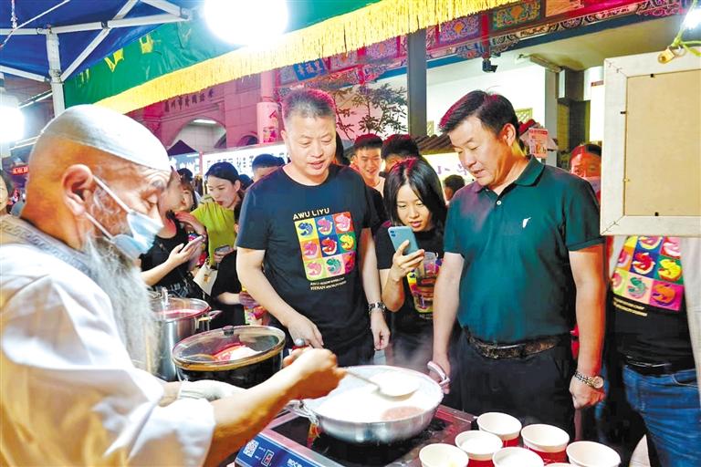 鄭州餐飲同行“打卡”金城夜市：“月光下的蘭州美食，唇齒留香”