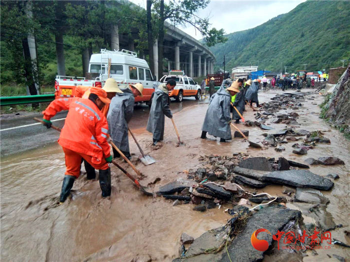 甘肅定西強降雨 三條公路水毀嚴重 