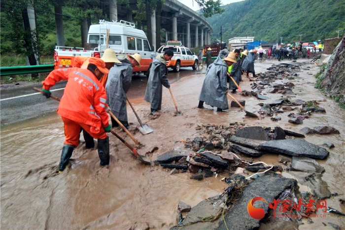 甘肅定西強(qiáng)降雨 三條公路水毀嚴(yán)重 