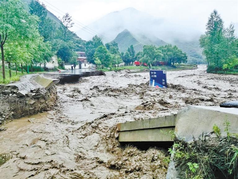 暴雨襲擊定西岷縣漳縣 境內(nèi)兩條國(guó)道遭水毀中斷 過往車輛要繞行