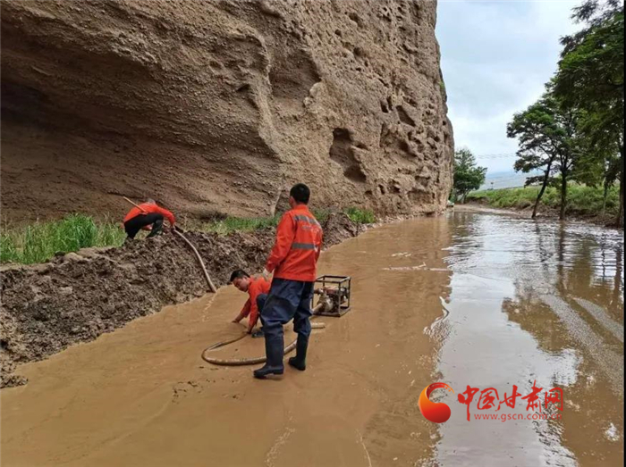 甘肅多地?fù)屝匏畾Ч?全力保障道路通暢 