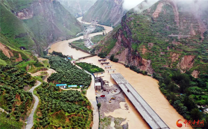 甘肅3地遭遇持續(xù)強(qiáng)降雨 “藏青藍(lán)”奮戰(zhàn)一線防汛搶險(xiǎn)（組圖）