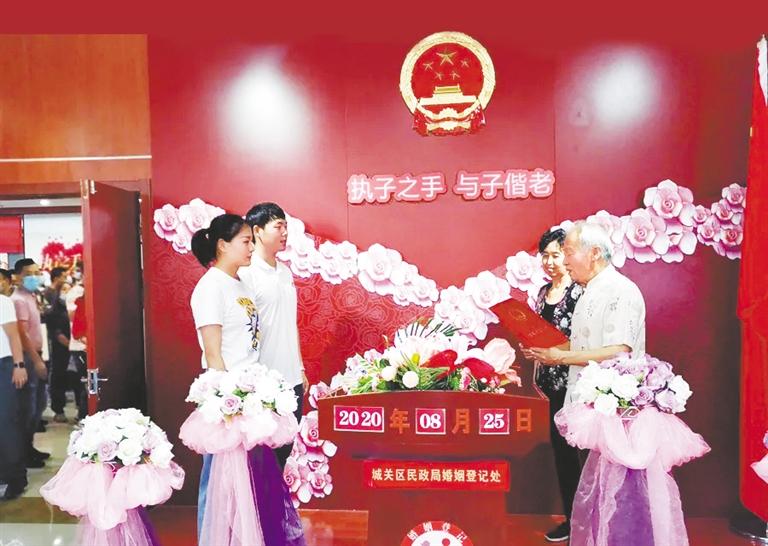 情定七夕 蘭州市城關(guān)區(qū)262對新人登記結(jié)婚