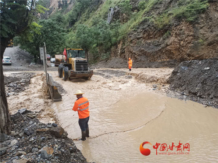 隴南文縣又遭強(qiáng)降雨襲擊 通過(guò)災(zāi)區(qū)主干道已被打通