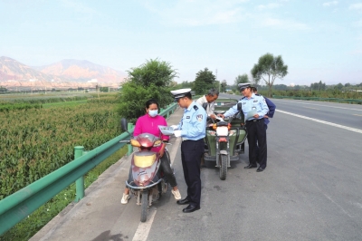 蘭州市開展農(nóng)村秋收交通安全整治 查處農(nóng)村地區(qū)“七類車”嚴重交通違法行為9246起