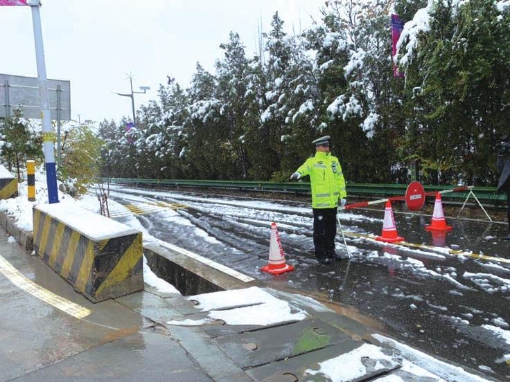 26日蘭州市大部分地區(qū)出現(xiàn)雨雪天氣 交警全員上崗堅(jiān)守道路第一線