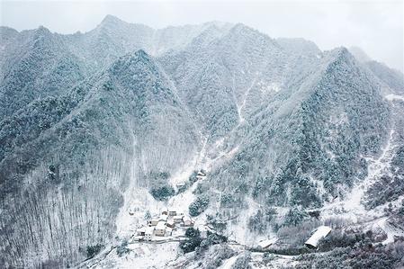 甘肅省隴南市康縣一處鄉(xiāng)村雪景