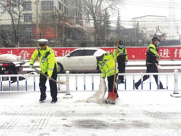 除雪保暢 蘭州交警部門啟動(dòng)應(yīng)急預(yù)案保暢通