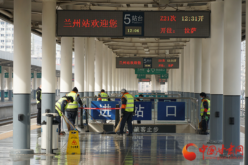 【新春走基層】蘭州車站保潔員擦亮城市名片 給旅客一個(gè)“干凈年”