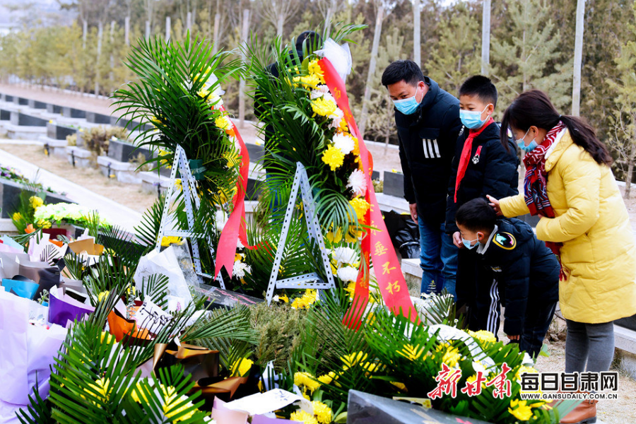 委托快遞、自發(fā)前往，社會各界在陳紅軍烈士墓前獻花致敬