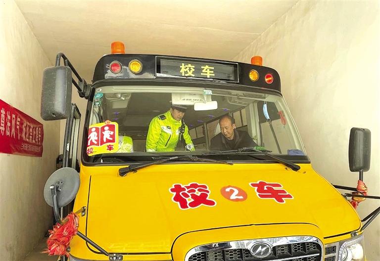 蘭州時(shí)刻繃緊安全這根弦 校車解封“體檢”迎開學(xué)