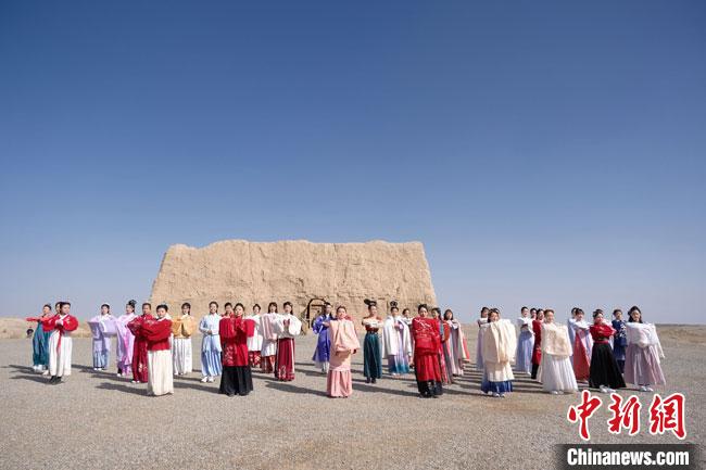 數(shù)十位身著古裝的女性通過體驗賞漢舞、習(xí)漢禮、吟誦詩詞等中華傳統(tǒng)文化，再現(xiàn)古絲綢之路的繁華盛景。　邱亮 攝