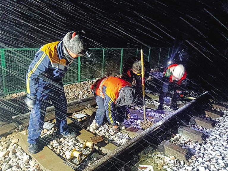 河西迎雨雪蘭州鐵路局積極應(yīng)對(duì)保障出行