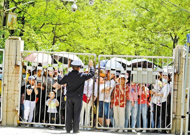 人流如潮 入園游客突破5萬(wàn) 五泉山公園、蘭州市動(dòng)物園昨日臨時(shí)閉園