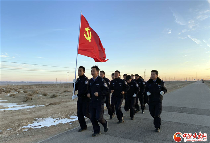 撒在戈壁灘上的那一把藏藍(lán)種子