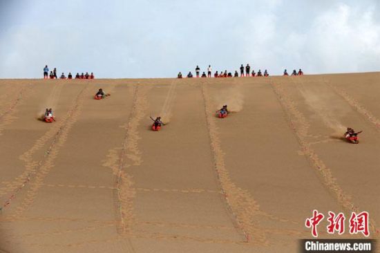 6月13日，敦煌鳴沙山月牙泉景區(qū)舉辦滑沙比賽?！垥粤?攝