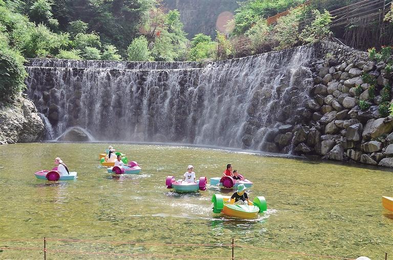 盛夏時(shí)節(jié)積石山縣大墩峽景區(qū)迎來(lái)旅游高峰