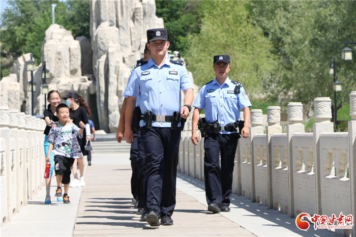 白銀水川：鄉(xiāng)村民警的“兩頂帽子”