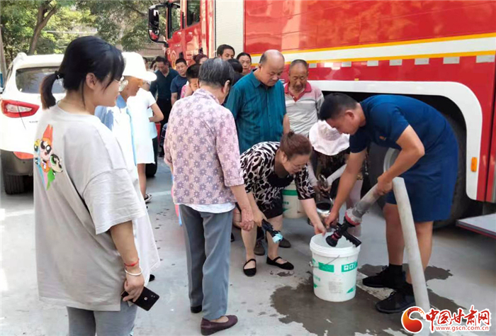 蘭州一小區(qū)管道破損斷水 龔家灣消防及時(shí)為居民送水30余噸