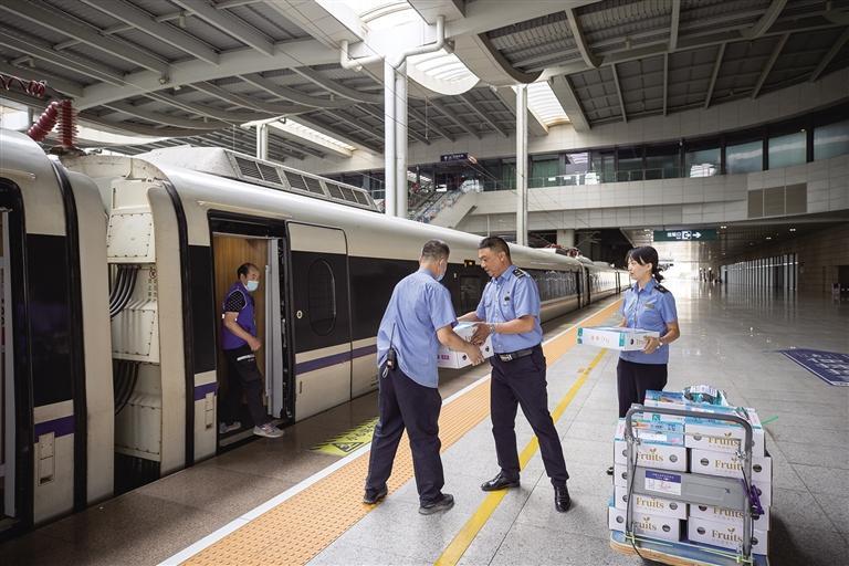 蘭州白鳳桃坐上高鐵“奔”向全國(guó)各地