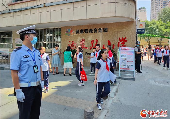 “神獸”返校 蘭州交警招式盡出 花樣“護”學(xué)