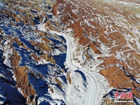 甘肅張掖七彩丹霞恢復(fù)開放 現(xiàn)“雪浴丹霞”景觀