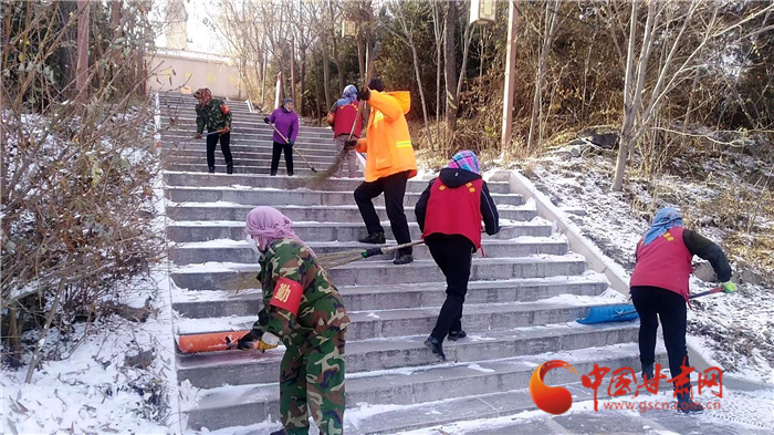 蘭州榆中：落雪城市美如畫 清晨早起掃雪忙