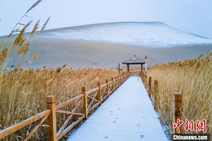 2021年11月28日，在敦煌鳴沙山月牙泉景區(qū)，沙雪交融，更顯北國(guó)風(fēng)情。　王斌銀 攝