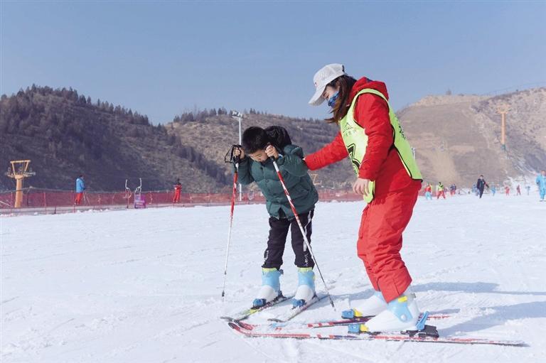 致敬白衣戰(zhàn)士 暢享滑雪樂趣 蘭州安寧滑雪場向全市醫(yī)護(hù)人員免費(fèi)開放