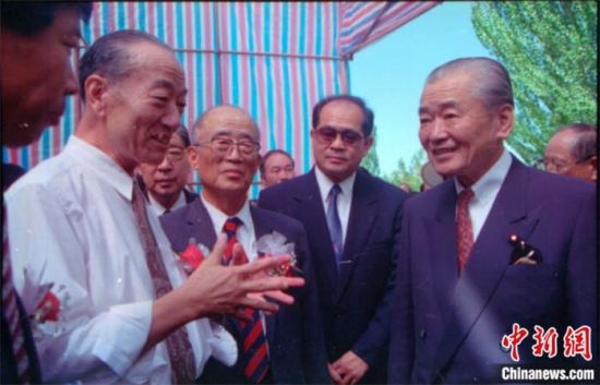 1994年8月，時(shí)任日本首相竹下登(右一)與時(shí)任敦煌研究院院長(zhǎng)段文杰在莫高窟親切交談。中新社發(fā) 婁婕 供圖