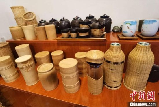 圖為展陳的一件件精致可愛的竹編農(nóng)具工藝品?！●T志軍 攝