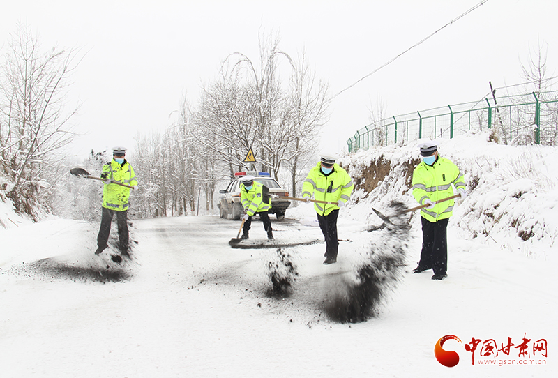 以“雪”為令 浴“雪”奮戰(zhàn)——靈臺(tái)公安交警全力做好冰雪天氣道路疏堵保暢工作