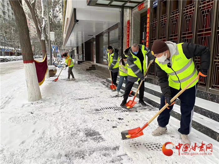 蘭州市城關(guān)區(qū)萬(wàn)余名干部職工上街掃雪鏟冰   