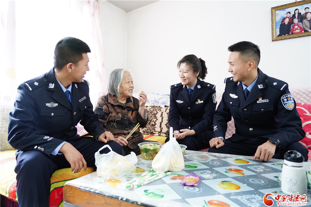 【甘快看】甘肅公安民警：抗擊疫情在一線 民生保障不缺位