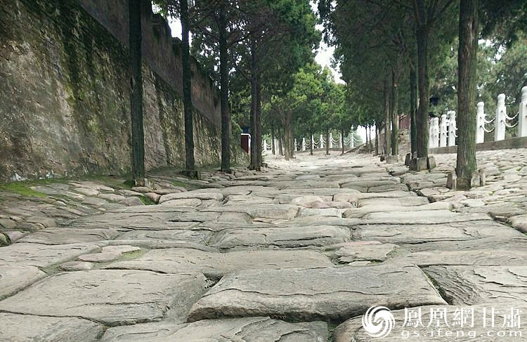 司馬遷祠的山崗下面有一段司馬古道，石條為北宋時(shí)鋪設(shè)，歷經(jīng)800余年的雨水沖刷、風(fēng)化、人走車碾，石條上的車轍印是這里曾經(jīng)繁華的歷史見證，又好像昭示太史公一生的坎坷與悲壯。楊文遠(yuǎn) 攝