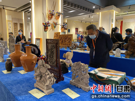 來自全省的近800件作品進(jìn)入專家評審環(huán)節(jié)，作品涵蓋雕塑雕刻、漆器、工藝花畫等多個類別。徐雪 攝