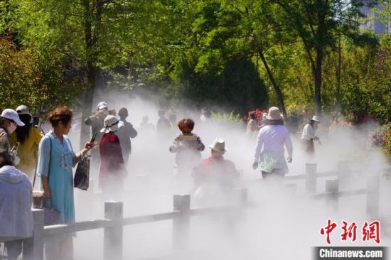 蘭州市寓言故事園化身“瑤池”仙境美景，吸引不少市民前來觀賞、拍照?！【琶赖┰?攝