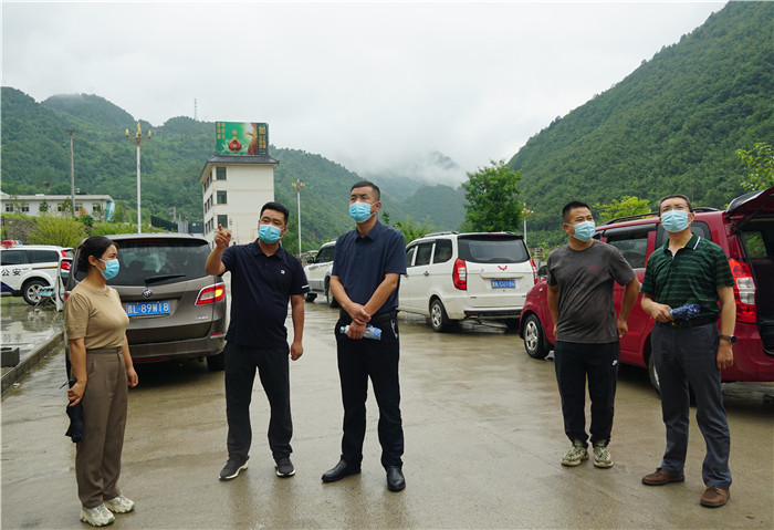 7月13日，隴南市徽縣紀(jì)檢監(jiān)察干部到嘉陵火車站督查疫情防控工作。張麗娟 攝.JPG